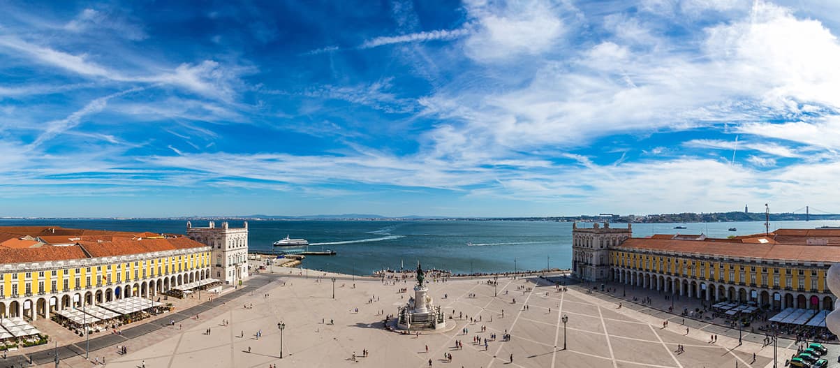 Praça do Comércio, em Lisboa, voltada para o Tejo.